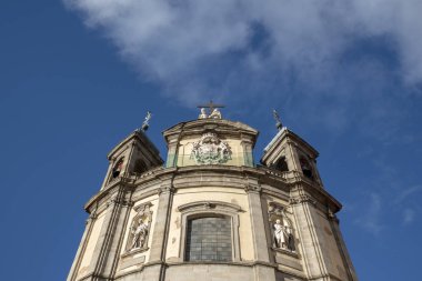 Madrid, İspanya - Şubat, 2019: kulenin kurumlu Basilica of Saint Michael merkezi Madrid, detatil