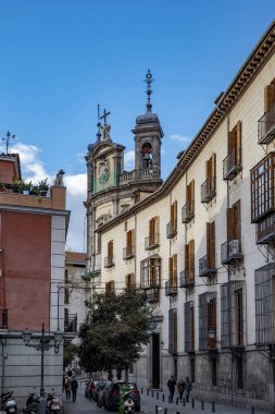 Madrid, İspanya - Şubat, 2019: kulenin kurumlu Basilica of Saint Michael merkezi Madrid, detatil
