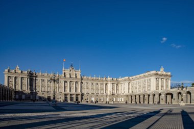 Madrid, İspanya; Şubat 2019: Çok güzel Madrid Kraliyet Sarayı görünümünde bir güzel kış günü, İspanya