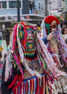 Bragana, Portekiz Carneval maskeli adam renkli giyinmiş