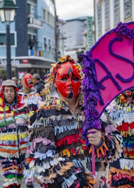 Maskeli adam Bragança, Portekiz Carneval renkli giymiş