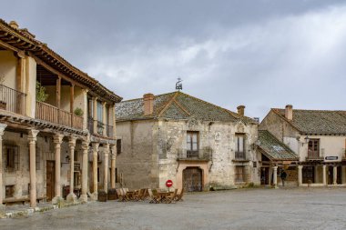 Pedraza, Segovia, İspanya; Mart 2018: Pedraza ortaçağ köyü Ana Meydan'a tipik mimari Cityscape