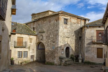 Pedraza, Segovia, İspanya; Mart 2018: Köyün kapısı ve villa, hapse o tek Pedraza Segovia antik kale kapısıdır