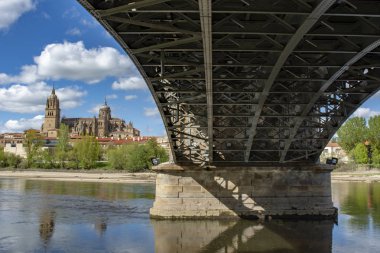 Salamanca, İspanya; Mayıs 2018: Görünüm Nehri Tormes Salamanca şehir sağ ve arka katedralde Enrique Esteban köprü ile
