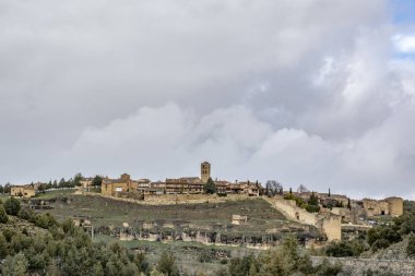 Pedraza, Segovia, İspanya; Mart 2018: Pedraza ortaçağ köyü, bir yağmurlu kış gün panoramik görünümünü