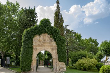 Zamora, İspanya; Ağustos, 2018: Kemer San Jeronimo Castillo Park, Zamora eski manastır