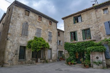 Lagrasse, Fransa; Haziran 2015: Ortaçağ eski evler ile bir en güzel ortaçağ köyü Fransa, Lagrasse meydanında yeşil Panjur