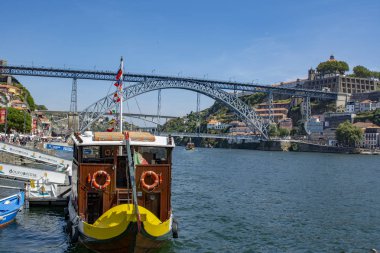 Porto, Portekiz; Ağustos 2018: Porto, Portekiz-köprü - Luis Douro Nehri üzerinde metal bir kemer köprü ile renkli eski evlerin panoramik görünüm.