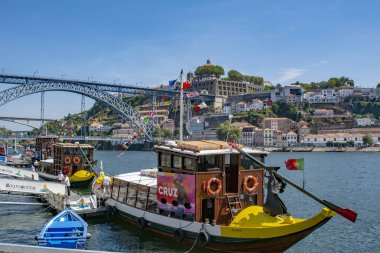 Porto, Portekiz; Ağustos 2018: Porto, Portekiz-köprü - Luis Douro Nehri üzerinde metal bir kemer köprü ile renkli eski evlerin panoramik görünüm.