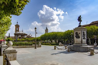Alcala de Henares, İspanya - Ağustos, 2018: ünlü Cervante'nın merkezi Alcala de Henares tarihi meydanda