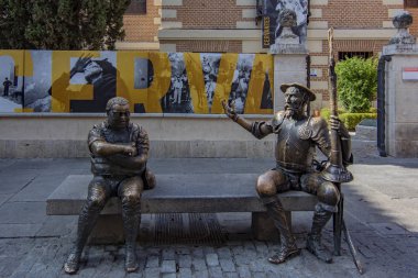 Alcala de Henares, İspanya; Ağustos, 2018: Don Quijote ile Sancho Panza Miguel de Cervantes Alcala de Henares Doğum yeri önünde heykeli 