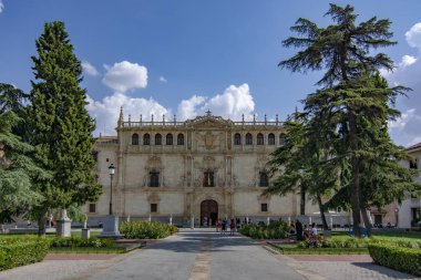Alcala de Henares, İspanya - Ağustos, 2018: Alcala Üniversitesi cephe UNESCO Dünya Miras Listesi ve bir uzun ayakta Avrupa üniversiteleri hangi 1293 için uzanıyor
