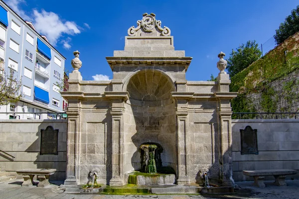 Ourense, İspanya, Eylül 2018: Burgaz Çeşmesi, sıcak ve şifalı termal su Ourense şehir