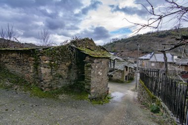 Rio de Onor, Portekiz; Ocak 2017: Rio de Onor ailesi için üst düzey varlık iki düzeyleri ve alt düzey hayvanlar için geleneksel evler ile Kuzey Portekiz bir köydür