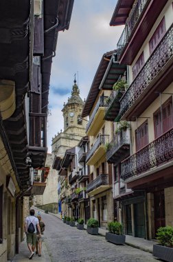Hondarribia, Guipuzcoa, İspanya, Ağustos 2013: Hondarribia merkezinde eski evler, Gipuzkoa bir kasaba, Bask Ülkesi, İspanya, Fransız sınırına yakın