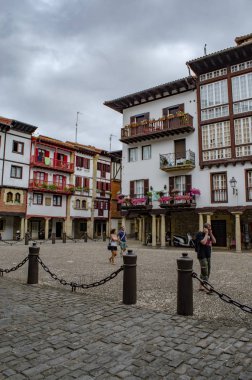 Hondarribia, Guipuzcoa, İspanya, Ağustos 2013: Hondarribia merkezinde eski evler, Gipuzkoa bir kasaba, Bask Ülkesi, İspanya, Fransız sınırına yakın
