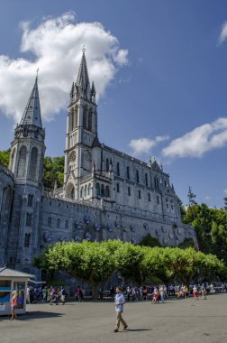 Lourdes, Fransa; Ağustos 2013: hacılar Kutsal Meryem Lourdes Lourdes adlı 