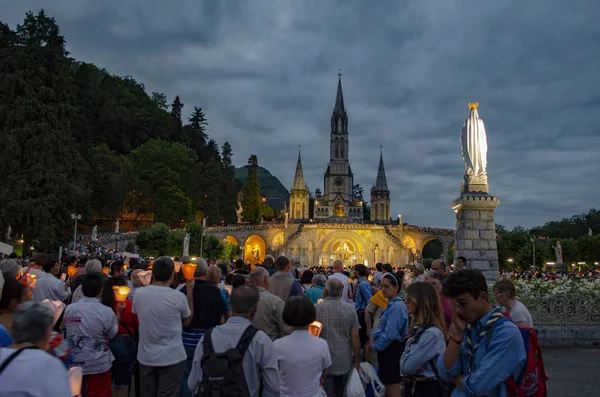 Lourdes, Fransa; Ağustos 2013: La alay Mariale Aux Flambeaux veya fener Marian geçit töreninde Lourdes partaking hacı. Fener alayı etki alanında her gün 9.00 pm gerçekleşir.
