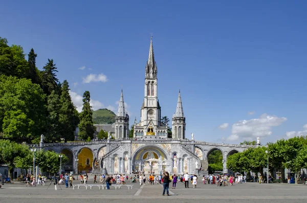 Lourdes Francja Sierpnia 2013 Turystów Chodzenie Przed Katedrą Sanktuarium Lourdes — Zdjęcie stockowe