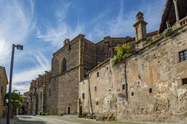 Plasencia, Caceres, mahluk; Mayıs 2015: Santo Domingo Plasencia şehir tarihi merkezinde manastır cephe