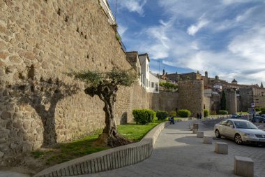Plasencia, Caceres, mahluk; Mayıs 2015: Plasencia, Caceres, İspanya ilinin şehirde duvarlı Pazar Ortaçağ surlarının