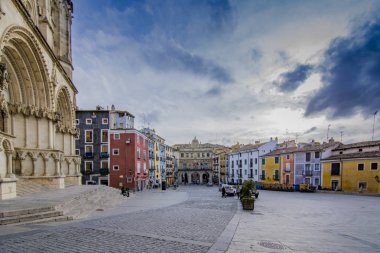 Cuenca, İspanya; Şubat 2017: Cuenca townhall ile ana kare evlerin renkli cephe 