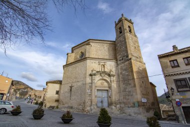 Cuenca, İspanya; Şubat 2017: Görünüm Plaza del Trabuco, San Pedro kilise Cuenca tarihi merkezi yükselir.