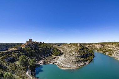 Cuenca il İspanya güneşli kış gününde Alarcon Köyü Kalesi