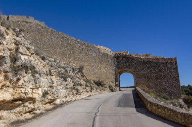 Cuenca il İspanya güneşli kış gününde Alarcon Köyü Kalesi