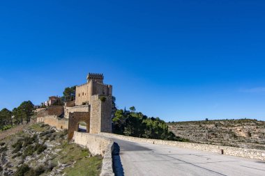Cuenca il İspanya güneşli kış gününde Alarcon Köyü Kalesi