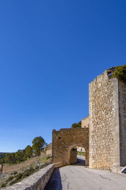 Cuenca il İspanya güneşli kış gününde Alarcon Köyü Kalesi