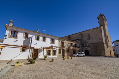 Alarcon, Cuenca, İspanya, Şubat 2017: Santa Maria Kilisesi, on altıncı yüzyılda Alarcon Köyü