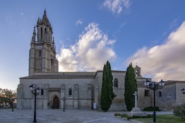 Ampudia, Palencia, İspanya; Şubat 2107: Simgesel Yapı cephe Collegiate Saint Michael, onbirinci anıt Rönesans Gotik on altıncı yüzyılda Ampudia Köyü