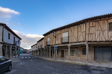 Ampudia, Palencia, İspanya; Şubat 2107: Ortaçağ Caddesi arcaded binalar, simgesel yapı ile on yedinci yüzyılda Ampudia Köyü üzerinden anıt