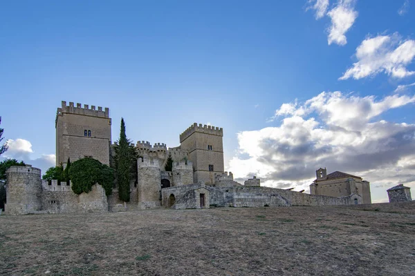 中世城の Ampudia 世紀のパレンシア県の観 — ストック写真