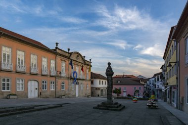 Arcos de Valdevez, Portekiz; Nisan 2015: tarihi merkezi, köy Arcos de Valdevez meydanında Pelourinho görünümünde