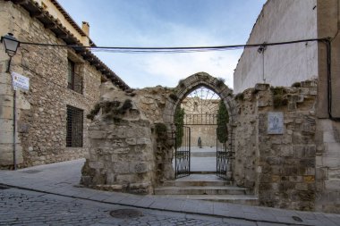 Cuenca, İspanya; Şubat 2017: Cuenca tarihi merkezi, San Pantaleon kilise kalır