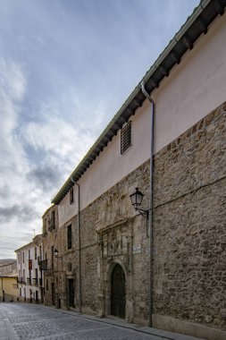Cuenca, İspanya; Şubat 2017: Eski evlerde: Cuenca tarihi merkezi arasında geçit. 