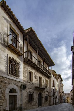 Cuenca, İspanya; Şubat 2017: Cuenca anıtsal şehir tarihi merkezinin sokaklarında