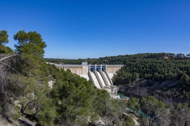 Nehir Jucar Alarcon Castilla la Mancha, İspanya daki yakınındaki yeşil suları üzerinde baraj