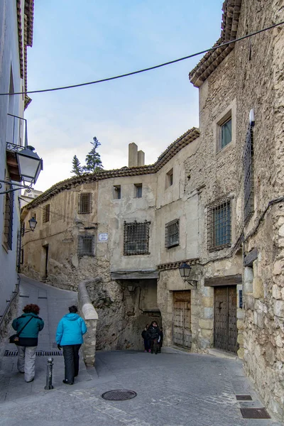 Cuenca Spanje Februari 2017 Toeristen Slenteren Door Doorgang Tussen Oude — Stockfoto