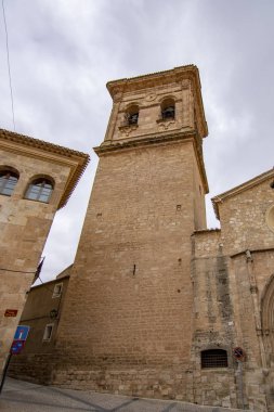 Chinchilla de Montearagon, Albacete, İspanya; Şubat 2017: Çan kulesi parish Kilisesi, Santa Maria Chinchilla de Montearagon köyünün tarihi merkezinde