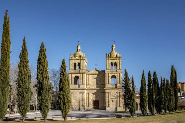 Salamanca, İspanya; Şubat 2019: Salamanca anıtsal şehir eteklerinde Arrabal Kilisesi ve cephe görünüm