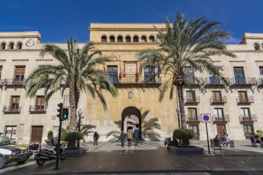 Elche, Alicante, İspanya; Şubat 2017: Giriş kemer Belediye Binası ve konut Kentsel şehir merkezinde