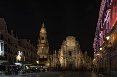 Murcia, İspanya; Şubat 2017: ana kare ve Cathedral of Murcia İspanya'nın gece görünümü