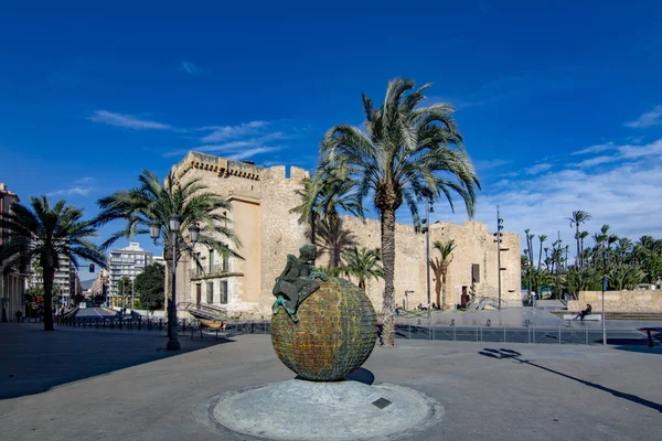 Elche, Alicante, İspanya; Şubat 2017: Altamira Castle, sonraki Elche el Palmeral yakınında bulunan bu başlangıçta 12-13 yüzyıllarda inşa edilmiştir