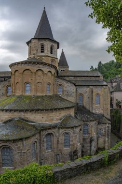 Conques, Midi Pyrenees, Fransa - Haziran, 2015: Görünümü Abbey kilisesi Saint Foy ve Conques ortaçağ köyü