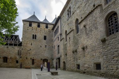 Carcassonne, Fransa; Haziran 2015: kalenin kuvvetlendirilmiş Ortaçağ Carcassonne şehir ziyaret turistler görünümünü