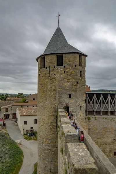 法国卡尔卡松 2015年6月 游客参观强化中世纪城市卡尔卡松城堡的景色 — 图库照片