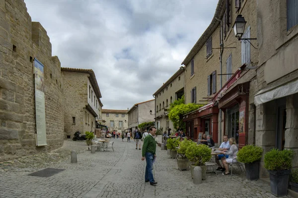 Каркассон Франция Июнь 2015 Вид Туристов Посещающих Укрепленный Средневековый Город — стоковое фото